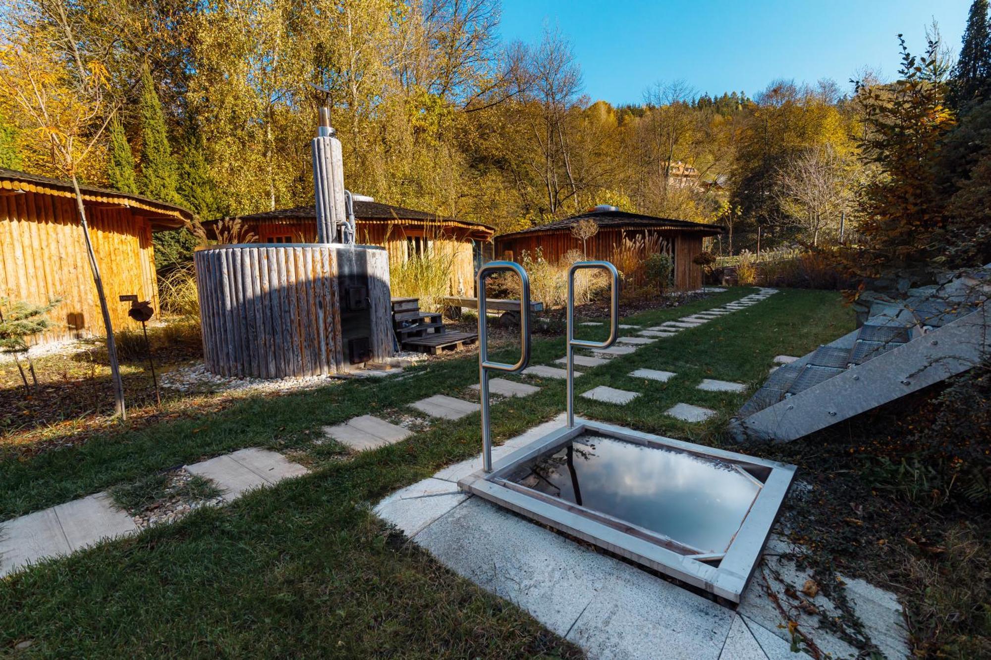 Glamp V Hluboké - Yurts and Wooden Houses Vsetín Exterior foto