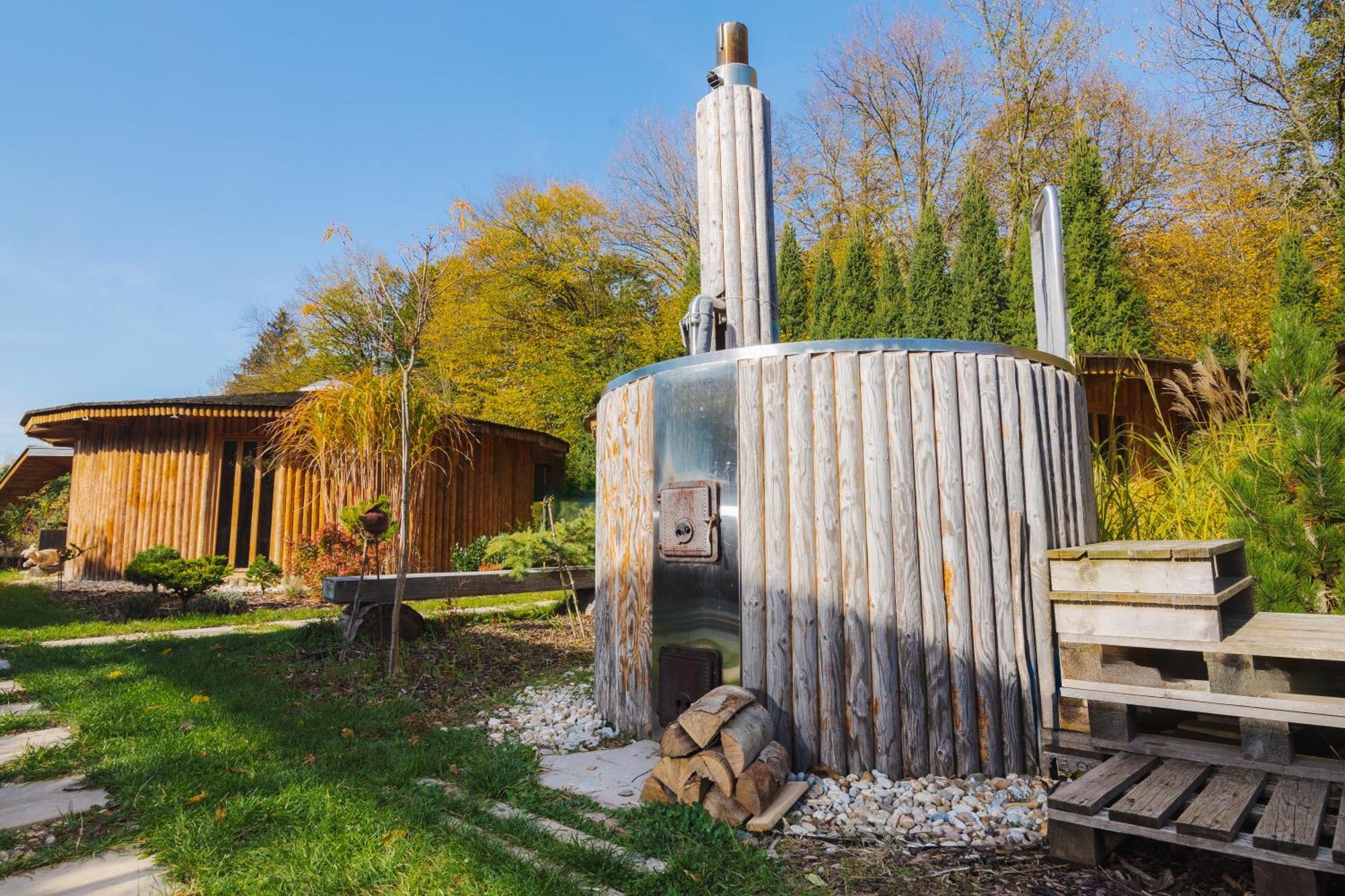 Glamp V Hluboké - Yurts and Wooden Houses Vsetín Exterior foto