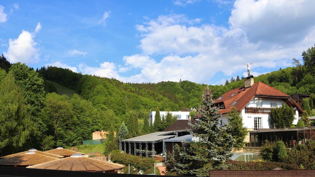 Glamp V Hluboké - Yurts and Wooden Houses Vsetín Exterior foto